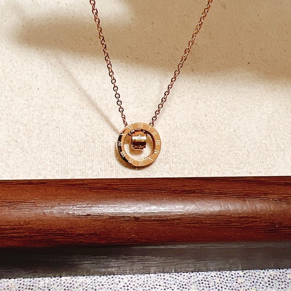 ✨ 18k gold plated rose gold Roman numeral necklace - Picture 10 of 11